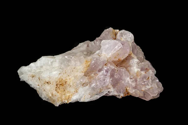 Pedra de quartzo de ametista mineral macro em um fundo preto — Fotografia de Stock