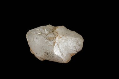 Makro mineral kuvars taşı siyah bir zemin üzerine