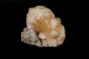 Makro mineral taş Stilbite Apophyllite üzerinde siyah bir adam