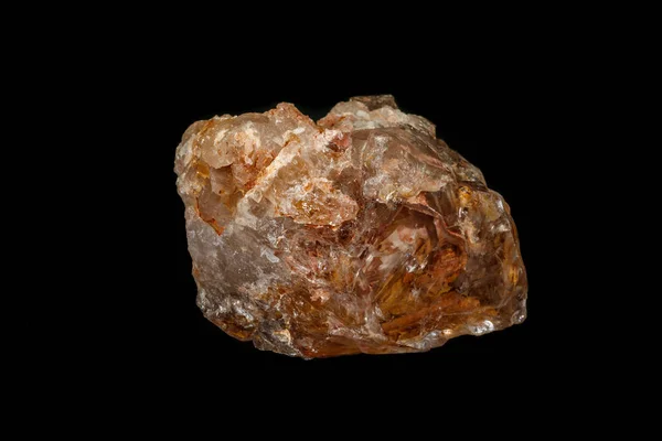 Makro-Mineralstein-Quarzkristall auf schwarzem Hintergrund — Stockfoto