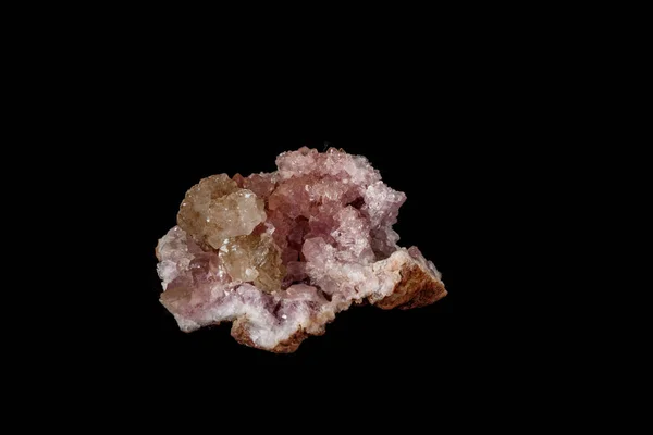 Makro-Mineralstein rosa Amethyst auf schwarzem Hintergrund — Stockfoto