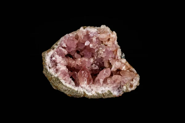 Macro minerale steen roze Amethist op een zwarte achtergrond — Stockfoto