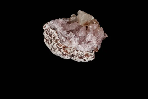 Makro Minerální kámen růžový Ametyst na černém pozadí — Stock fotografie