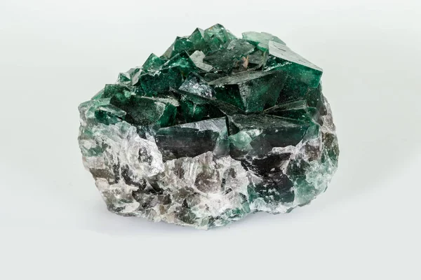 Macro pedra mineral Fluorite fundo branco — Fotografia de Stock