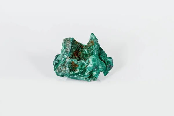 Macro piedra mineral Malaquita sobre fondo blanco — Foto de Stock