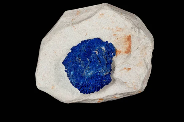 Pietra minerale macro Azurite in siltstone contro backgroun nero — Foto Stock