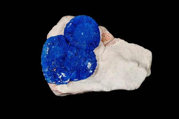 Pietra minerale macro Azurite in siltstone contro backgroun nero — Foto Stock