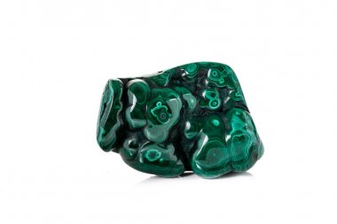 Malakit makro mineral taş beyaz bir arka plan üzerine 