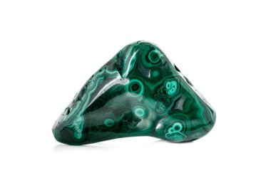 Malakit makro mineral taş beyaz bir arka plan üzerine 