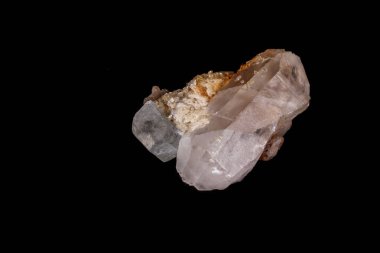 siyah bir arka plan üzerinde makro mineral taş Topaz