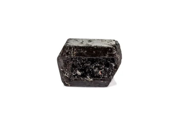 Макро минеральный камень schorl, черный турмалин на белом фоне — стоковое фото
