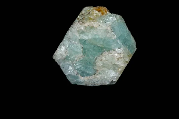 Macromineral pedra aquamarine sobre um fundo preto — Fotografia de Stock