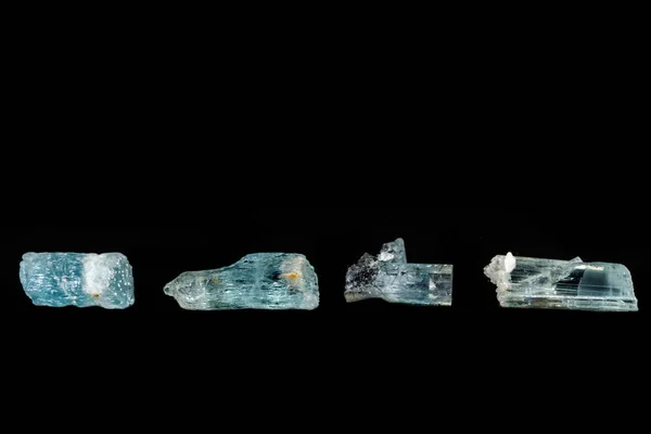 Аквамарин из минерального камня на черном фоне — стоковое фото