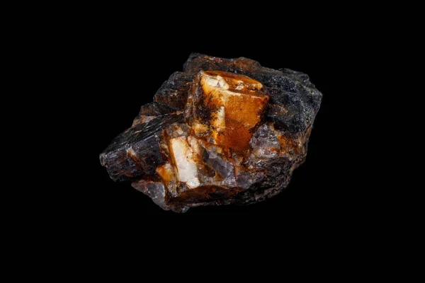 Makro des Mineralstein-Kolumbiten, Beryll, Feldspat auf schwarzem — Stockfoto