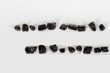 Makro mineral taş schorl, Siyah Turmalin beyaz arka plan üzerinde