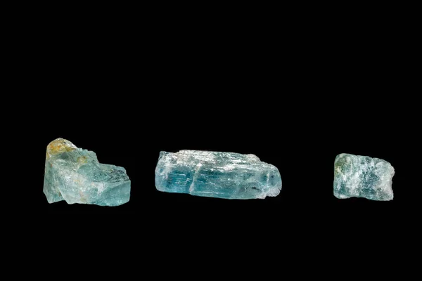 Makro mineral stone aquamarine på svart bakgrund — Stockfoto