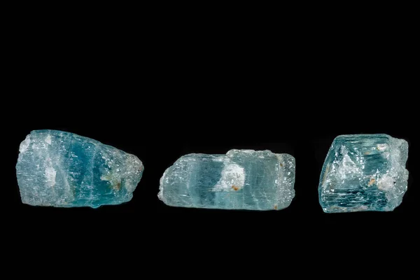 Makro mineral stone aquamarine på svart bakgrund — Stockfoto