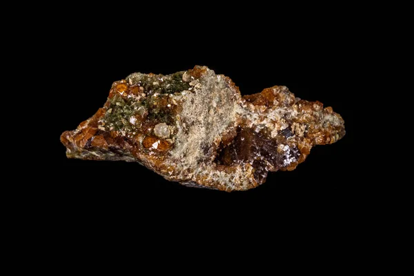 Makromineralstein Grossular, Granat, Epidot auf schwarzem Backgr — Stockfoto
