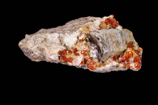 Makromineralstein Grossular, Granat, Epidot auf schwarzem Backgr — Stockfoto