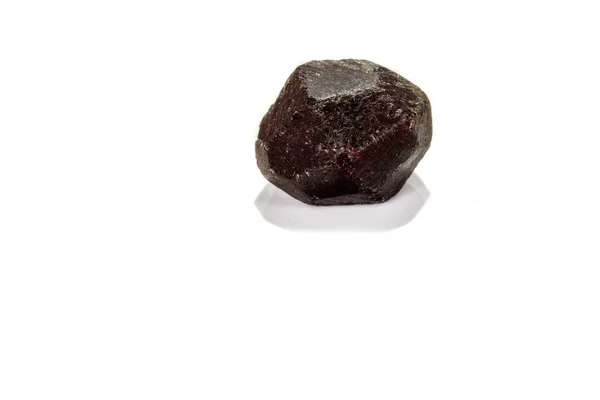 Macro pedra mineral Garnet, sobre um fundo branco — Fotografia de Stock