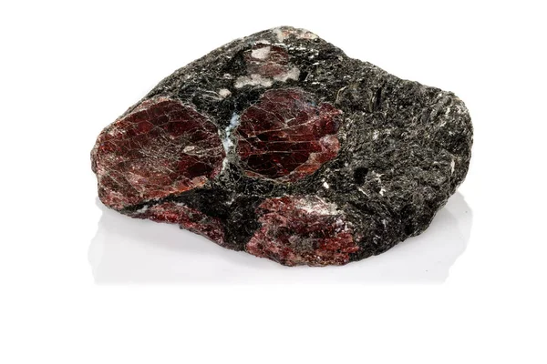 Makro mineral sten Garnet, på en vit bakgrund — Stockfoto