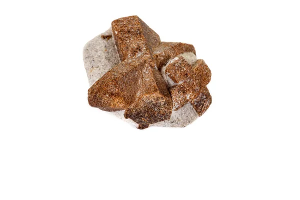 宏观矿物石头 Staurolite 在白色背景 — 图库照片