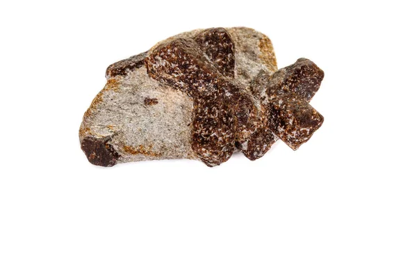 宏观矿物石头 Staurolite 在白色背景 — 图库照片