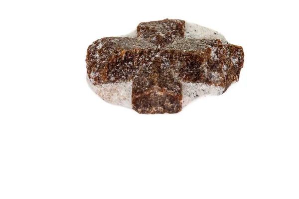 Macro pierre minérale Staurolite sur fond blanc — Photo