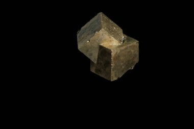 Makro mineral taş pirit siyah bir zemin üzerine