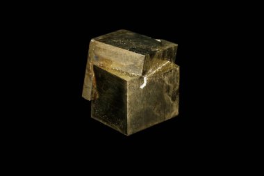 Makro mineral taş pirit siyah bir zemin üzerine