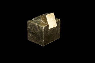 Makro mineral taş pirit siyah bir zemin üzerine