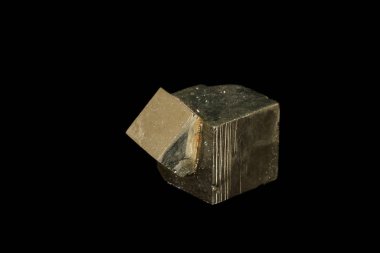 Makro mineral taş pirit siyah bir zemin üzerine