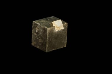 Makro mineral taş pirit siyah bir zemin üzerine
