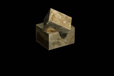 Makro mineral taş pirit siyah bir zemin üzerine