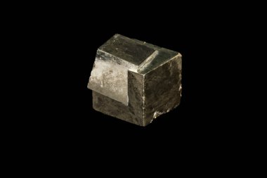 Makro mineral taş pirit siyah bir zemin üzerine