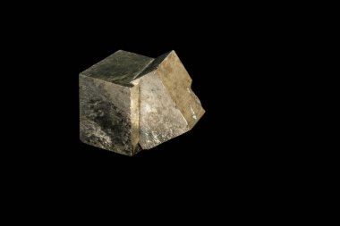 Makro mineral taş pirit siyah bir zemin üzerine
