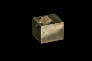 Makro mineral taş pirit siyah bir zemin üzerine