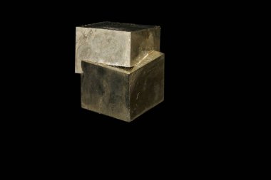 Makro mineral taş pirit siyah bir zemin üzerine