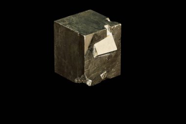 Makro mineral taş pirit siyah bir zemin üzerine