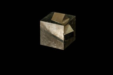 Makro mineral taş pirit siyah bir zemin üzerine