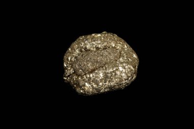 Makro mineral taş pirit siyah bir zemin üzerine