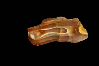 Makro siyah arka plan üzerinde mineral akik taş