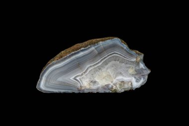 Makro siyah arka plan üzerinde mineral akik taş