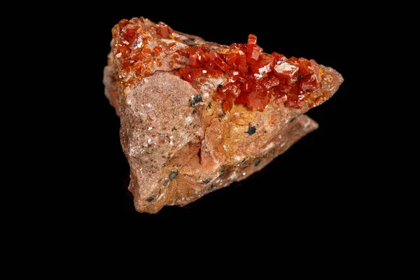 Pedra macro mineral Vanadinite sobre um fundo preto — Fotografia de Stock