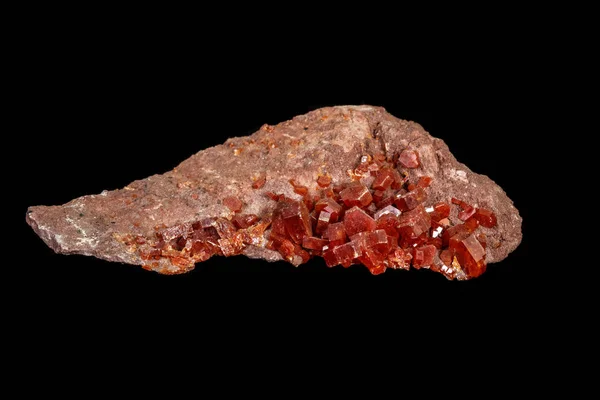 Pedra macro mineral Vanadinite sobre um fundo preto — Fotografia de Stock