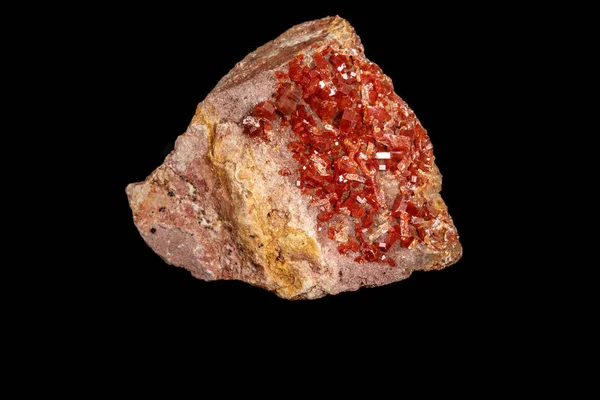 Macro piedra mineral Vanadinita sobre un fondo negro — Foto de Stock