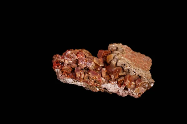 Macro pietra minerale Vanadinite su sfondo nero — Foto Stock