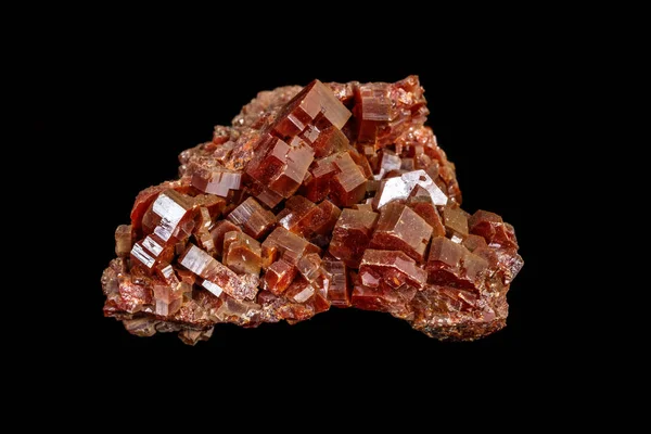 Makro mineral sten Vanadinite på en svart bakgrund — Stockfoto