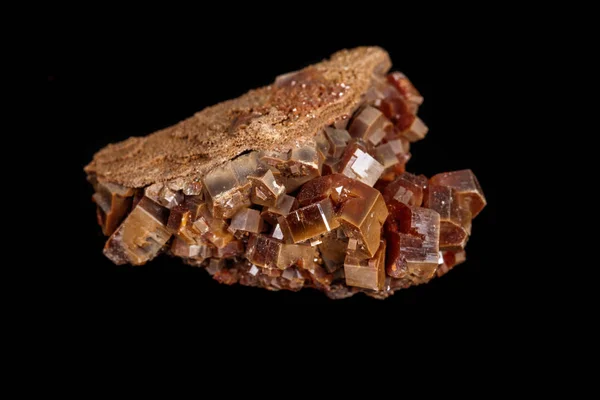 宏观矿物石头 Vanadinite 在一个黑色背景 — 图库照片