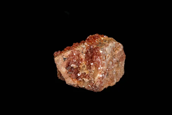 Macro pietra minerale Vanadinite su sfondo nero — Foto Stock